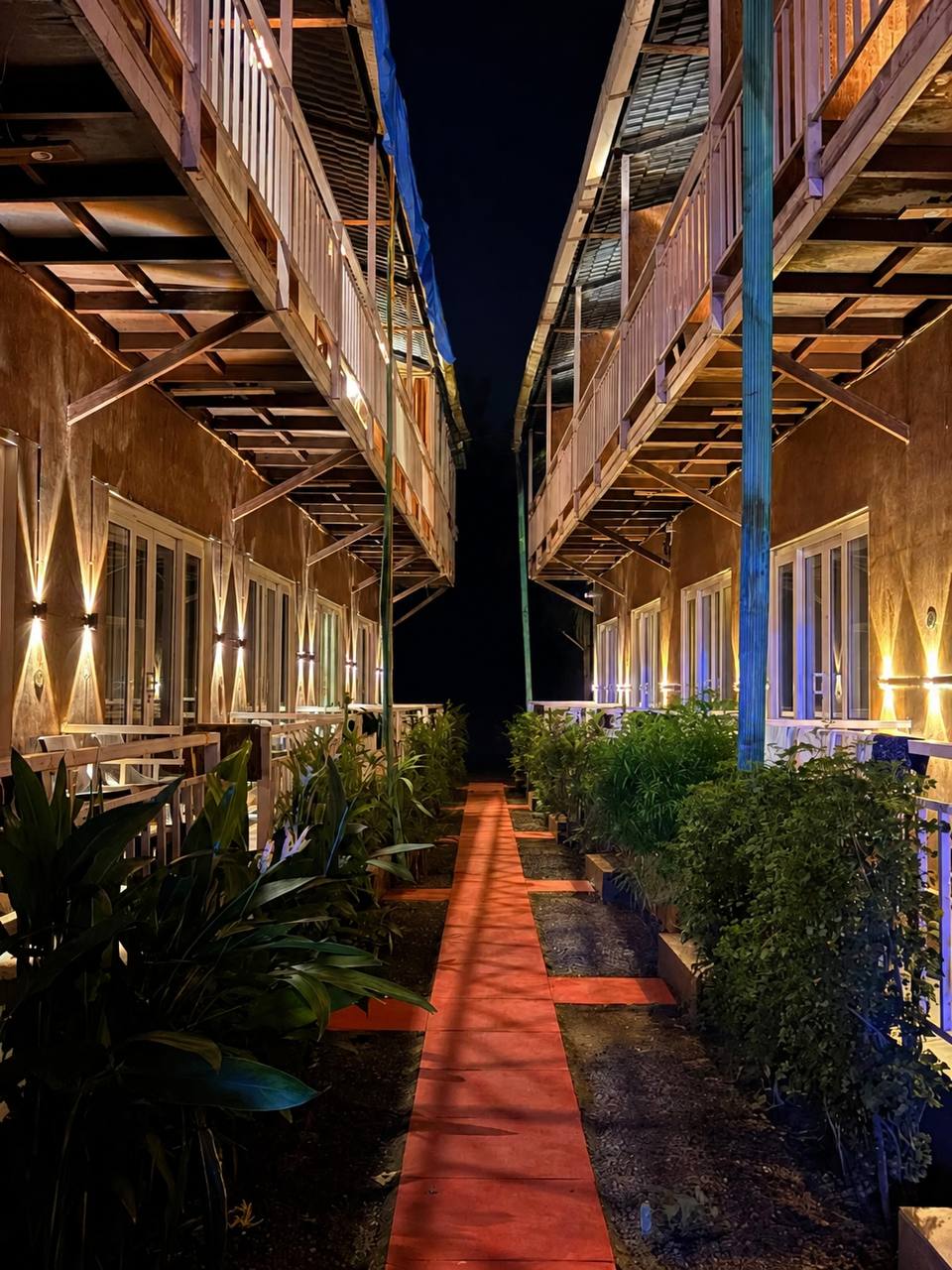 Вечерняя аллея между корпусами Mirabilis Resort